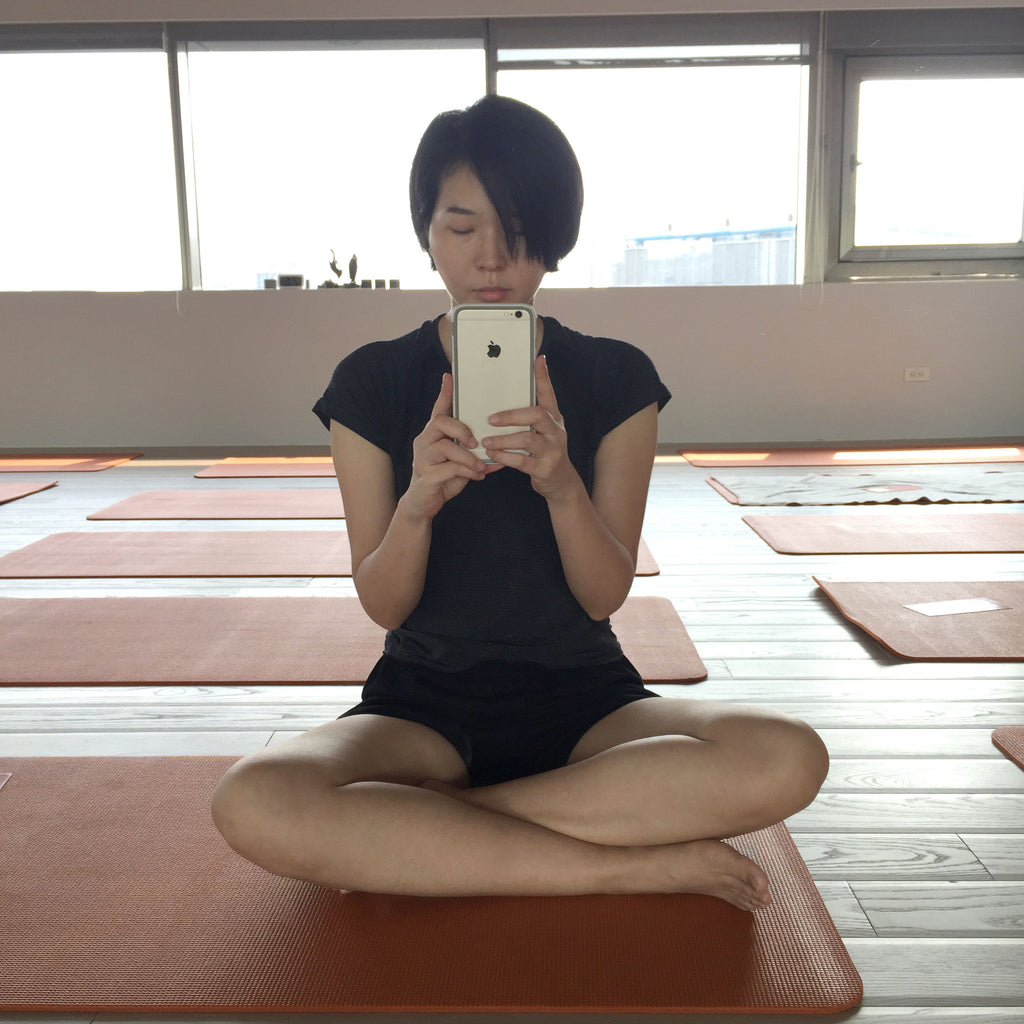 a shot of me wearing black RTBU yoga bloomers again before ashtanga class starts